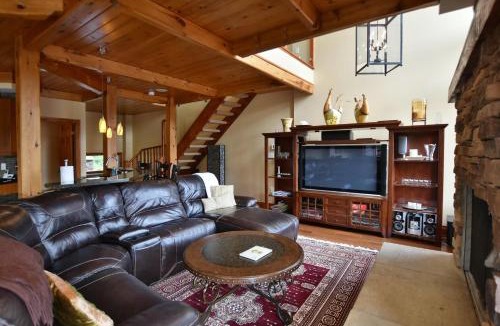 Craigleith Ski Chalet | Blue Mountain-Luxurious BlueSki George Chalet, Hot Tub, Pool, Gas Fireplace