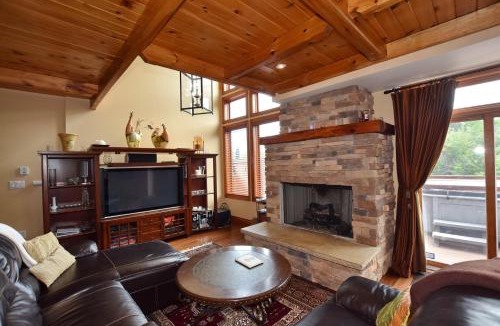 Craigleith Ski Chalet | Blue Mountain-Luxurious BlueSki George Chalet, Hot Tub, Pool, Gas Fireplace