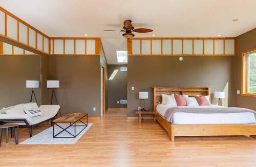 Allenwood Cabin | BLUE WATER LODGE ~ Sleeps 30 ~ Stunning Pond w/ Fish