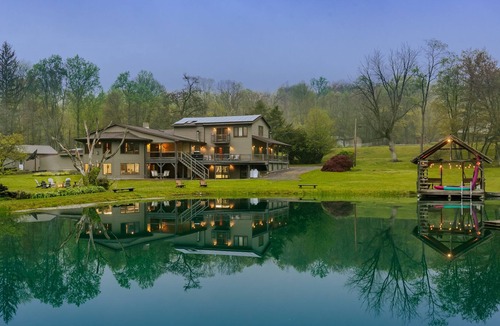 Allenwood Cabin | BLUE WATER LODGE ~ Sleeps 30 ~ Stunning Pond w/ Fish