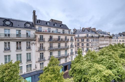 Les Iles Apartment | Blueground | Rivoli, balcony, nr Louvre