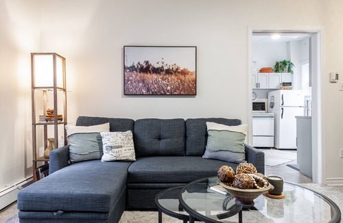 Stratford Apartment | Boho Chic Suite: WiFi, Free onsite parking, board games, short walk to dwntown!