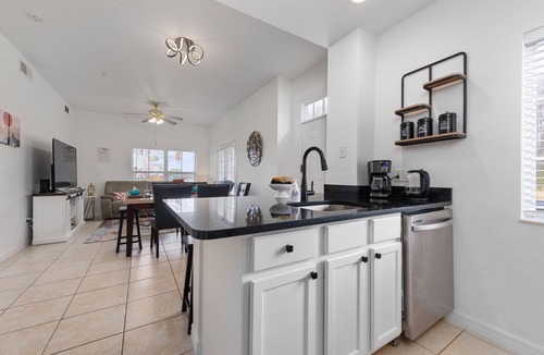 Kissimmee Cottage | Book 5 nights get 6. ¡Near Disney! Hotelstyle beds
