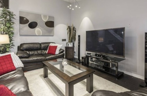 Lakeview House | BOOK NOW! King bed! Entire Home! Perfect location. 5 star accommodation!