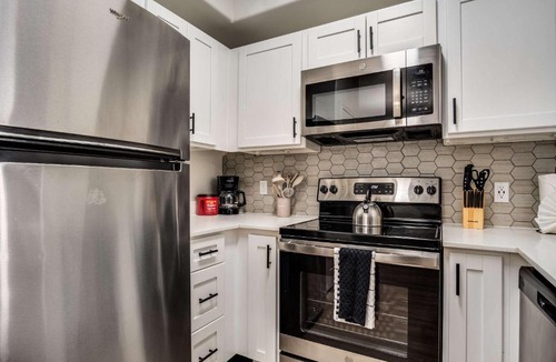 Chandler Apartment | Boulevard Stays Quiet Modern 2BR Pickleball Pool Parking Gym 06