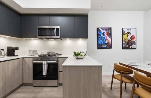 Downtown Toronto Apartment | Boutique 3BR Townhouse Sleeps 7 Free Parking