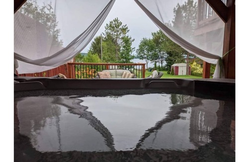 Sundridge House | Boutique Muskoka Oasis. ★Waterfront★Firepit★Hottub