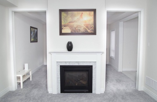 Bowmanville House | BOWMANVILLE BREEZE STAY