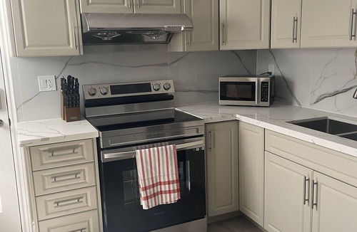 Rathwood Apartment | Brand New Cozy 2 Bedroom In Law Suite with separate entrance (self check-in)