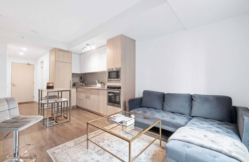 Downtown Toronto Apartment | Brand new highrise condo steps away frm CN tower