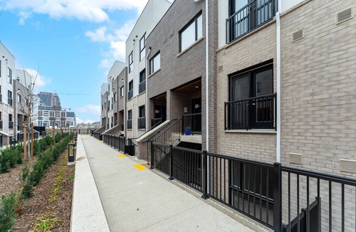 Oakville House | Brand New Luxury 2 Bedroom Oakville Townhouse with King Bed!