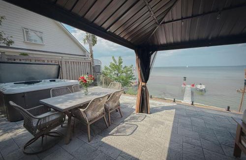 Georgina House | Brand New Waterfront Cottage