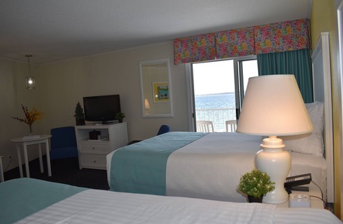 St Ignace Hotel | Breakers Resort & Beach Bar