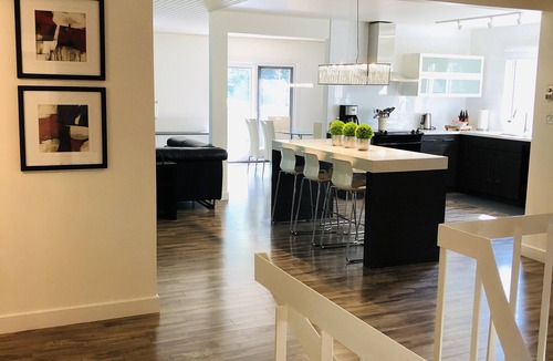 Niagara-on-the-Lake House | Breathtaking Views of the Niagara River from a Private Contemporary Home in NOTL
