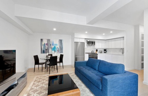 Battery Park City Condo | Bright 1BR at Rector Place with Pool