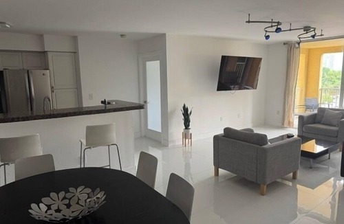 Aventura Apartment | Bright 2-bedroom apartment with AC in peaceful Aventura
