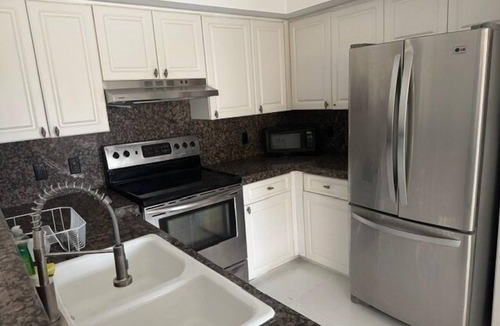 Aventura Apartment | Bright 2-bedroom apartment with AC in peaceful Aventura