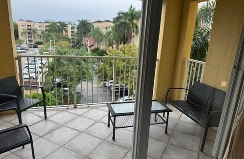 Aventura Apartment | Bright 2-bedroom apartment with AC in peaceful Aventura