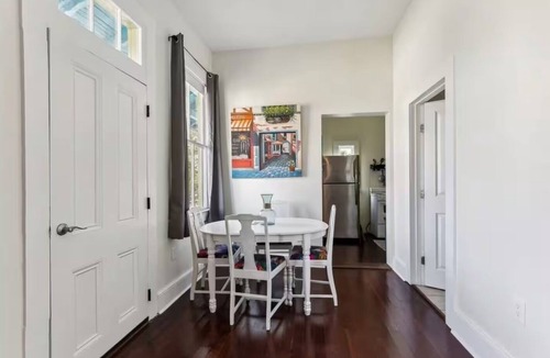 Faubourg Lafayette Apartment | Bright 2BR w/Balcony Near St. Charles - Blue House NOLA