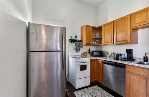 Faubourg Lafayette Apartment | Bright 2BR w/Balcony Near St. Charles - Blue House NOLA