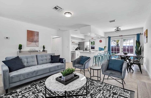 West Hollywood House | Bright 3BR Home Private Pool, 18 mins to Ocean