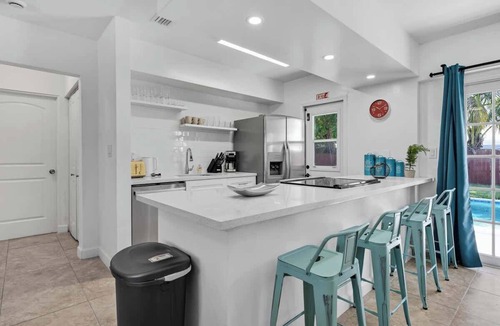 West Hollywood House | Bright 3BR Home Private Pool, 18 mins to Ocean