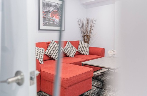 Streetsville Apartment | Bright, Airy, Cozy 2 Bed Room Lower Level Mississauga Sleeps 4