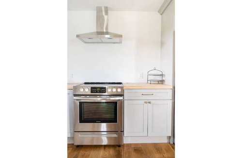 Manlius House | Bright and Airy 5 Bedroom Farmhouse w/sunset views