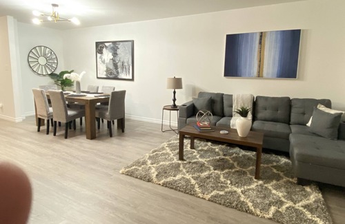 Kitchener House | Bright and Spacious Townhome In Family Neighbourhood