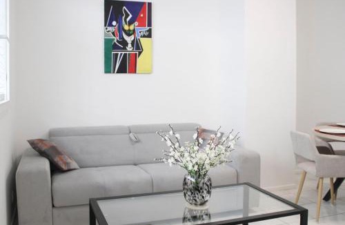 Les Puces de Saint-Ouen Apartment | Bright apartment near Paris Montmartre