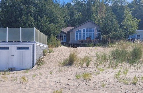 Ashfield-Colborne-Wawanosh House | Bright beach house, white sand & stunning sunsets!