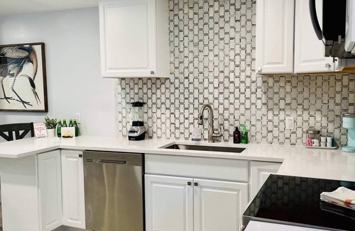 Clayton Condo | Bright Bespoke 1-BR Unit in the Cottages on James