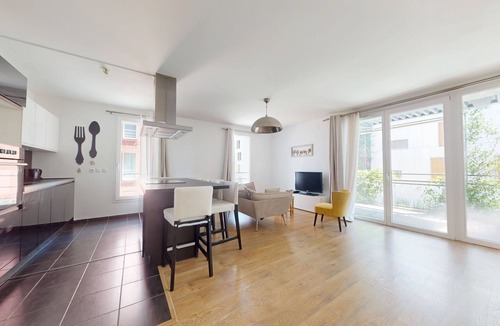 L'Ile-Saint-Denis Apartment | Bright, comfortable apartment