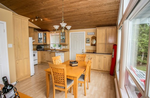 Bluewater Cottage | Bright Modern All Season Open Concept Cottage - 5 minutes from Bayfield