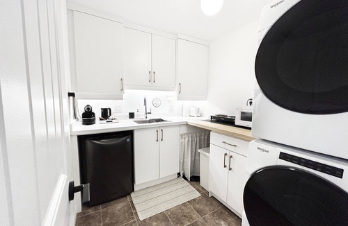 Southgate Apartment | Bright & Modern Country Escape