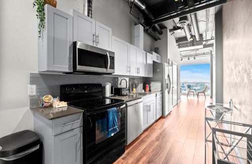 York University Heights Hotel | Bright Suites Finch West steps to Metro