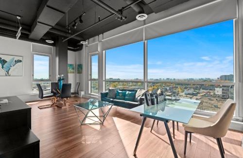 York University Heights Hotel | Bright Suites Finch West steps to Metro