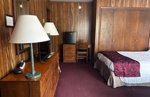 Hamilton Hotel | Brilliant 1-bedroom hotel room in vibrant Hamilton - #312 Gilbreth
