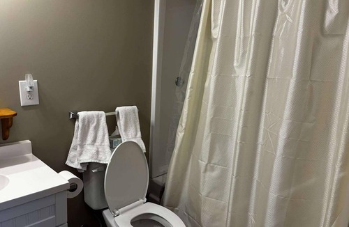Hamilton Hotel | Brilliant 1-bedroom hotel room in vibrant Hamilton - #325 Taylor