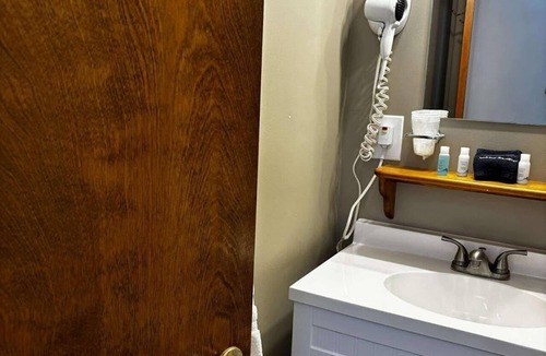Hamilton Hotel | Brilliant 1-bedroom hotel room in vibrant Hamilton - #325 Taylor
