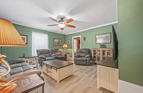 West Oneonta Villa | Brockway's 5 bed 4 bath Homestead Minutes From All-Star Village