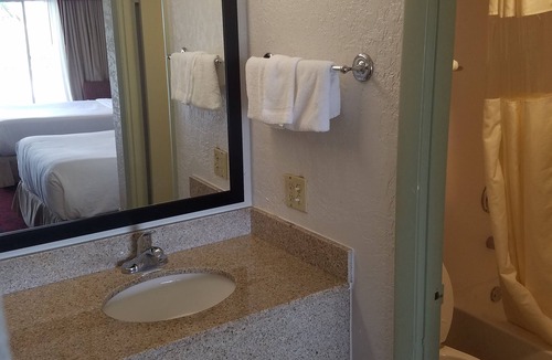 Survey Creek Hotel | Budget Inn