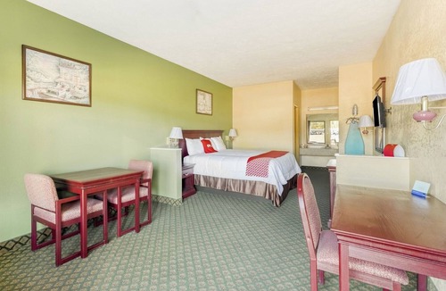 Grenada Hotel | Budget Stop in Grenada w/Nearby Dining, King Bed & Pet-Friendly Stay