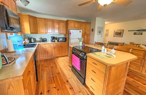 Rideau Lakes House | Evergreen Grove | Waterfront Cottage on Loon Lake