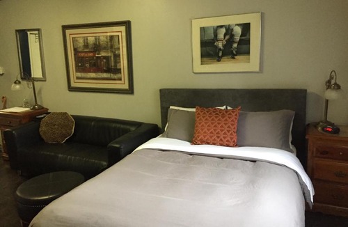 Cabbagetown Apartment | Cabbagetown bachelor studios