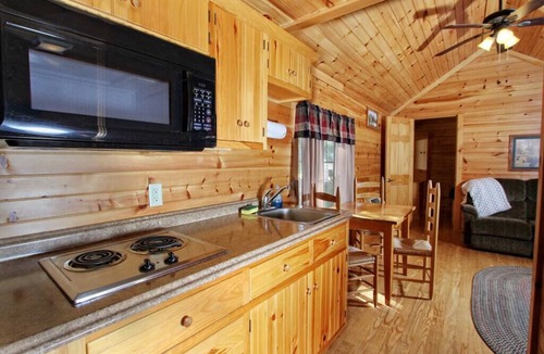Centre Hall Cabin | Cabin 36 Sleeps 6 Guests