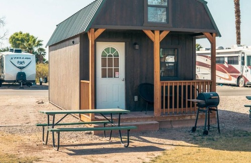 Ehrenberg Cabin | Cabin 8 - Deluxe Family Cabin