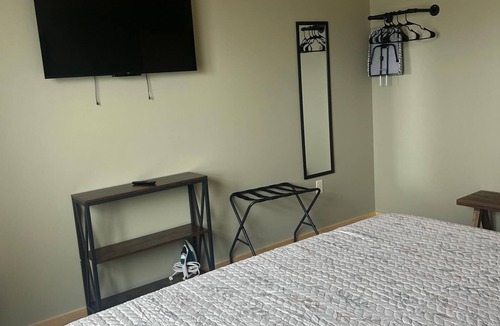Vernon Cabin | Cabin - Room 21 - 1 Bedroom, full bath, mini-fridge, microwave