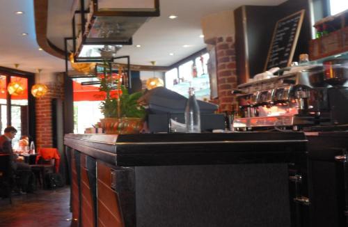 Les Puces de Saint-Ouen Hotel | Café Hôtel de l'Avenir