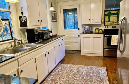 Fairhope House | Camellia Cottage Charming 2-bedroom house in Fairhope convenient to everything